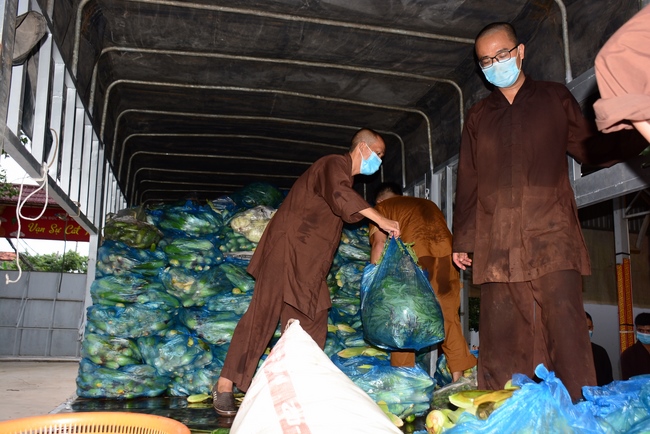 Chùa Hoằng Pháp: Tiếp tục hỗ trợ người dân khó khăn trong đại dịch Covid (đợt 8)